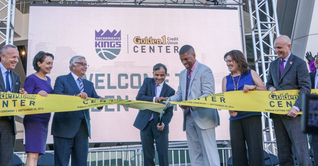 Thị trưởng của thủ phủ bang California - Kevin Johnson cùng cắt băng khánh thành